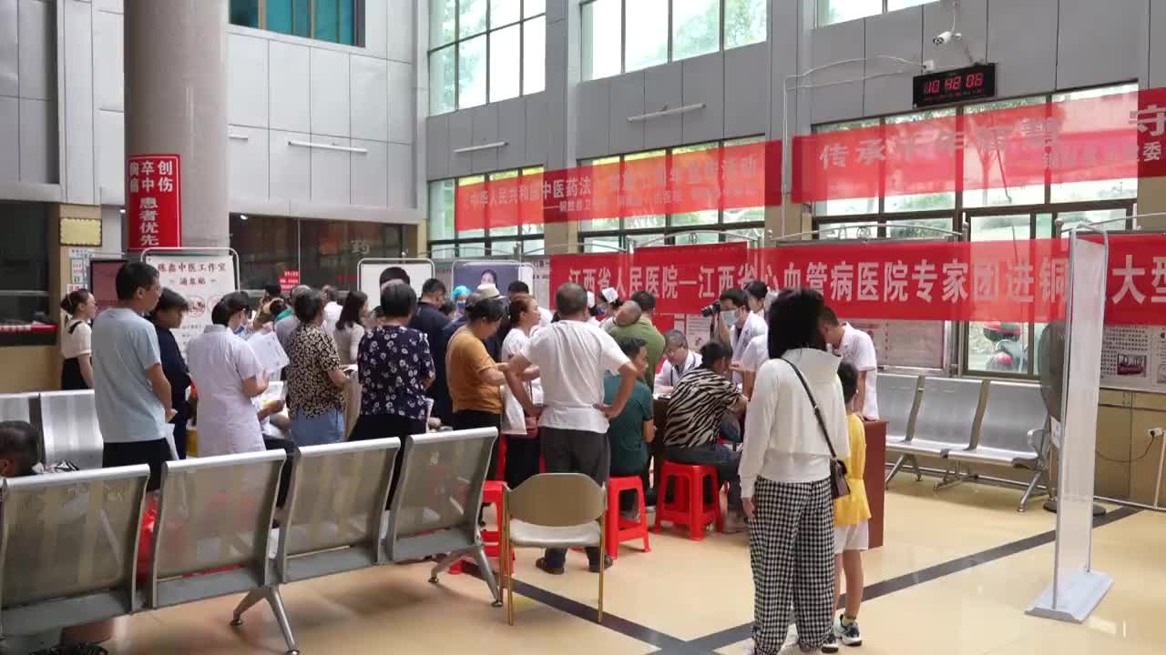 省人民医院专家团队到我县义诊