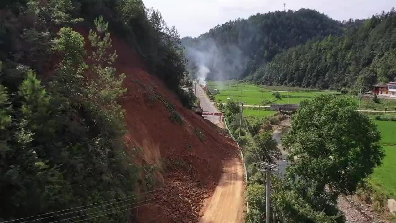 道路边坡发生地质险情 公路部门紧急处理